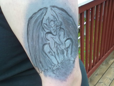 gargoyle. Målet var att det skulle se ut som en tatuering